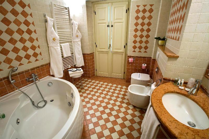 Suite (4 Adults) image 3