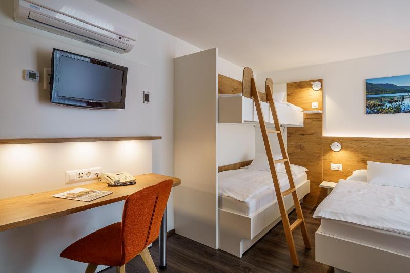 Superior Quadruple Room with Air Conditioning image 1