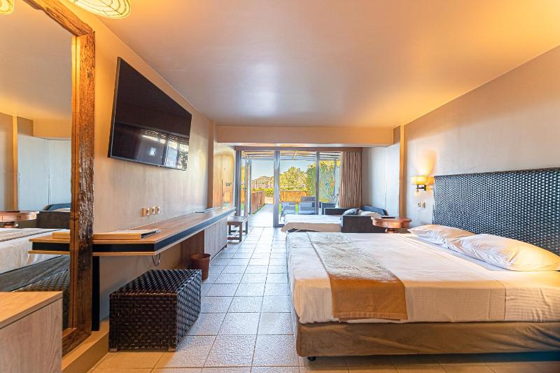 Triple Room with Garden View image 1