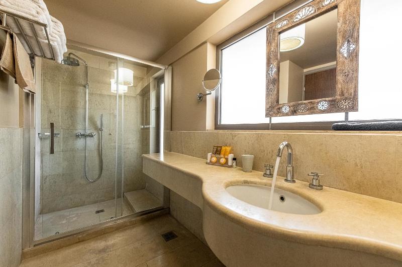 Triple Room with Garden View image 3