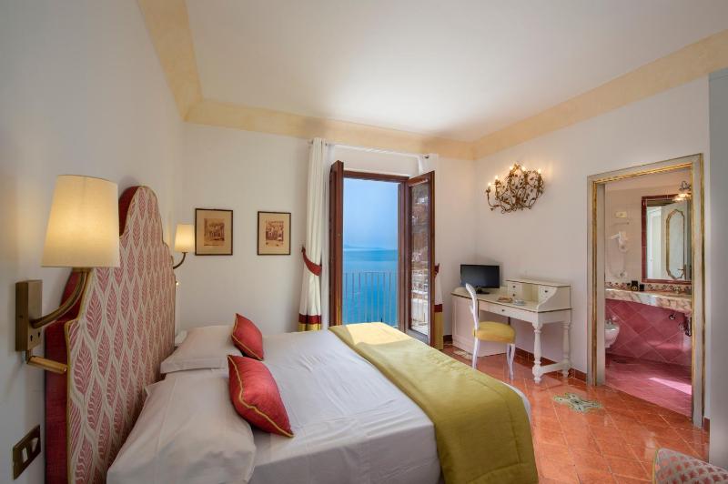 Double Room with Balcony image 4
