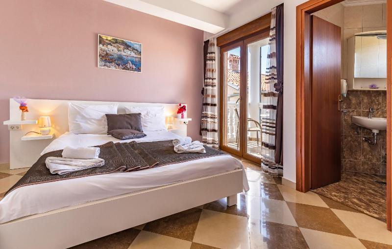 Double Room image 2