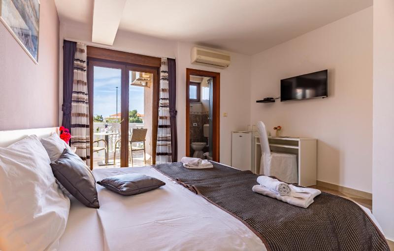 Double Room image 3