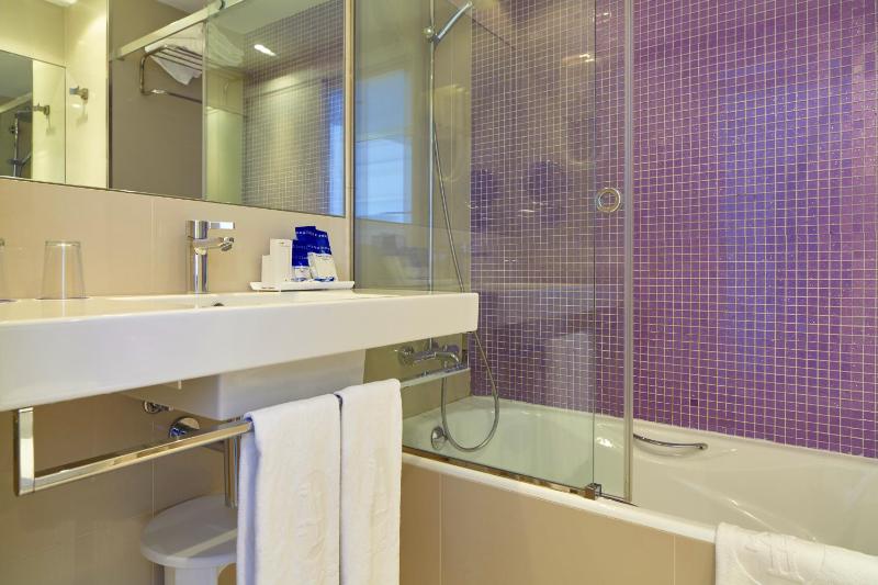 Double or Twin Room with Sea View image 3