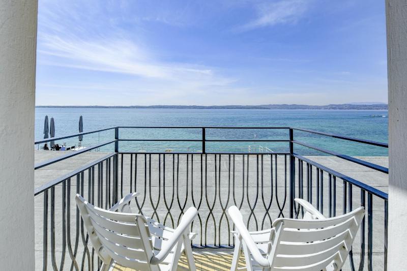 Deluxe Double Room with Lake View image 4