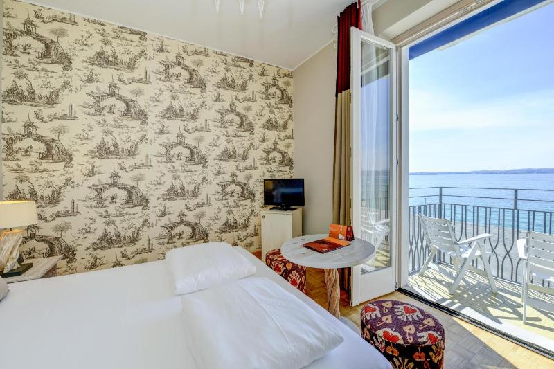 Deluxe Double Room with Lake View image 3