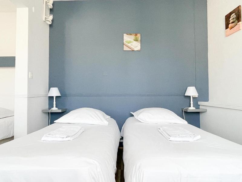 Twin Room image 3