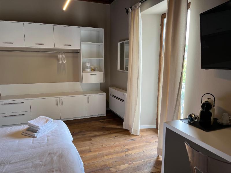 Twin Room with Balcony image 3