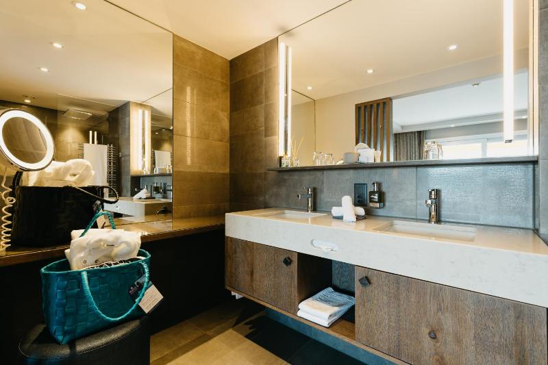 Eiger Junior Suite with Lake View  image 3