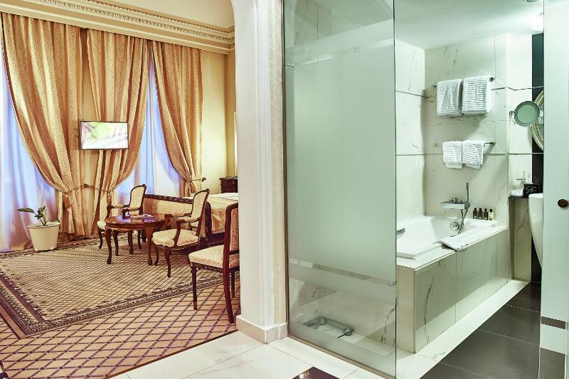 Deluxe Double Room image 2