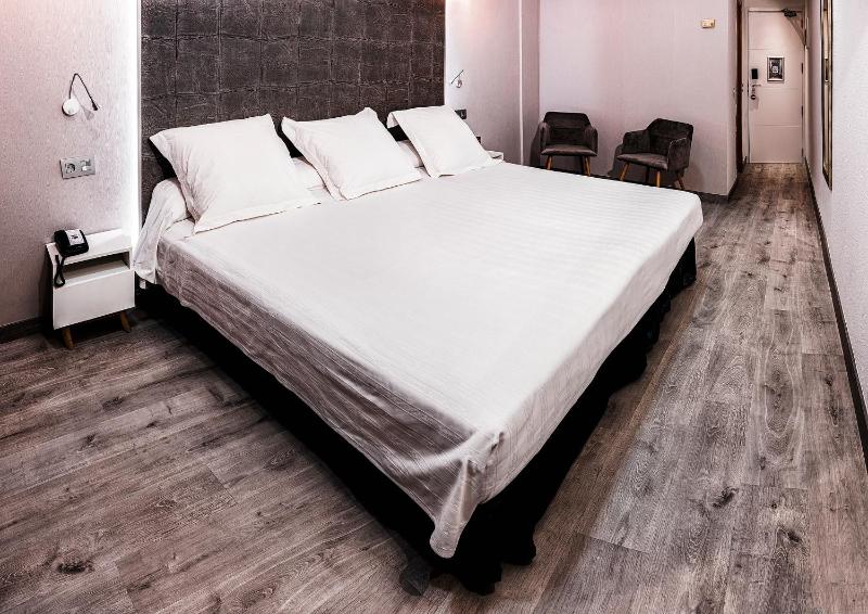 Romantic Offer Deluxe King Room image 2