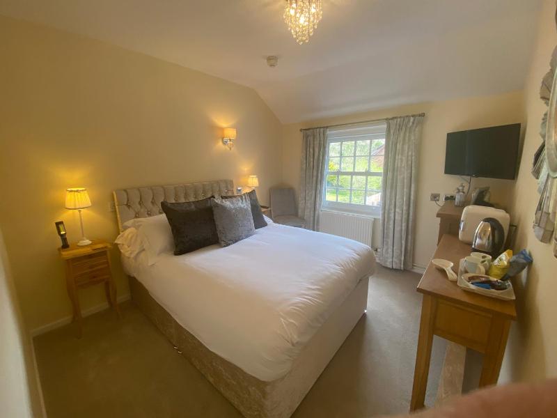Standard Double Room image 3