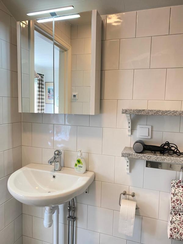 Twin Room with Bathroom image 3