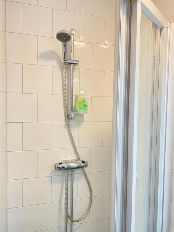 Twin Room with Bathroom image 2