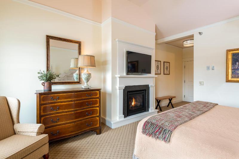 Deluxe King Room image 3