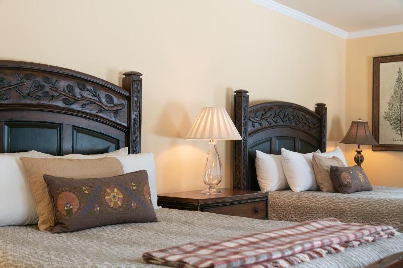 Deluxe Queen Room with Two Queen Beds image 2