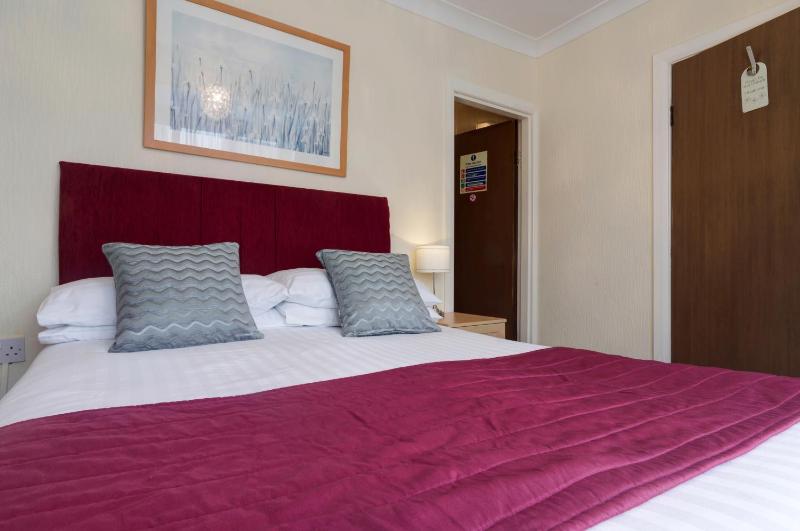 Small Double Room image 4