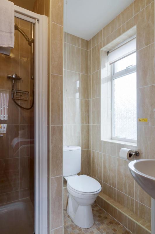 Twin Room with Shower image 3
