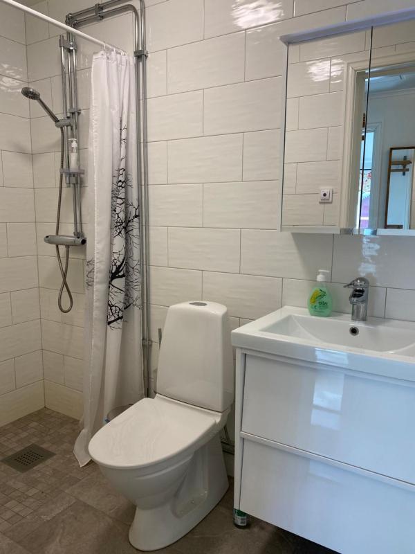 Single Room with Shared Bathroom image 2