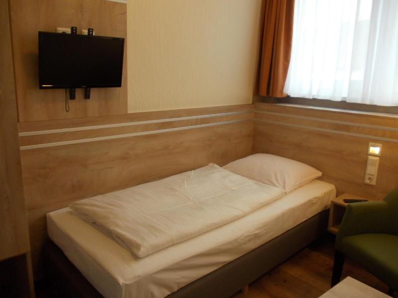 Small Single Room image 3