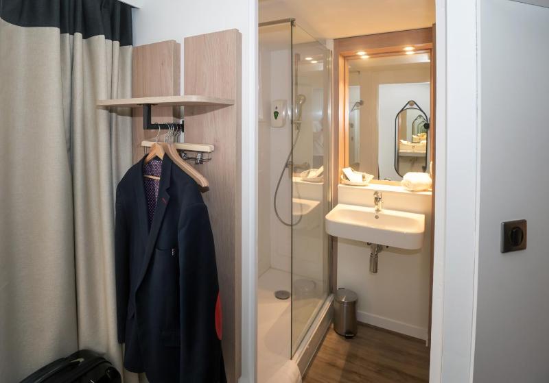 Standard Triple Room image 4