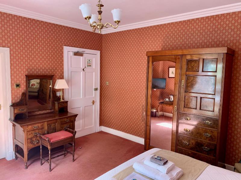 Superior King Room image 3