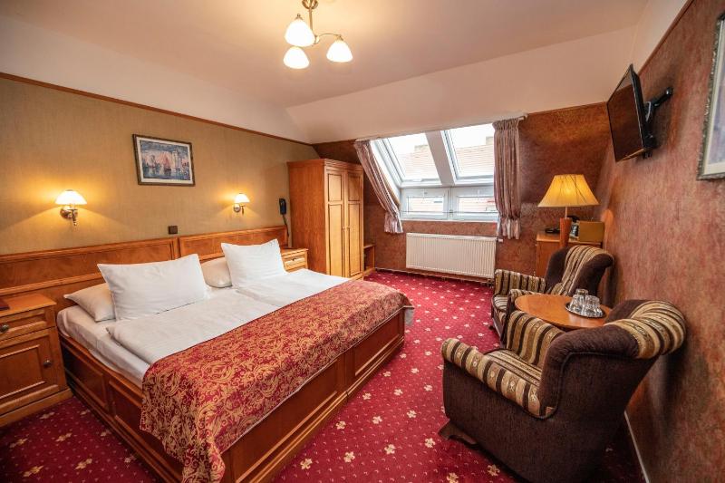 Double or Twin Room image 3