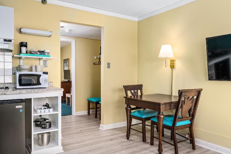 Cayman Suites Hotel - image 18