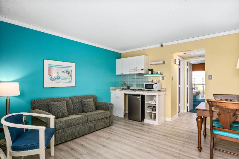 Cayman Suites Hotel - image 19