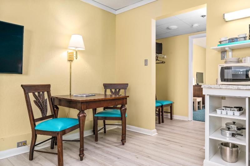 Cayman Suites Hotel - image 45