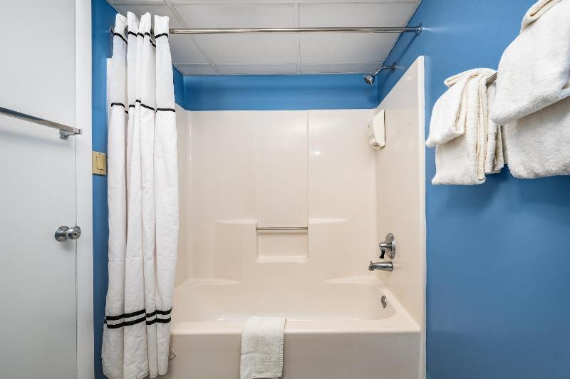 Cayman Suites Hotel - image 32