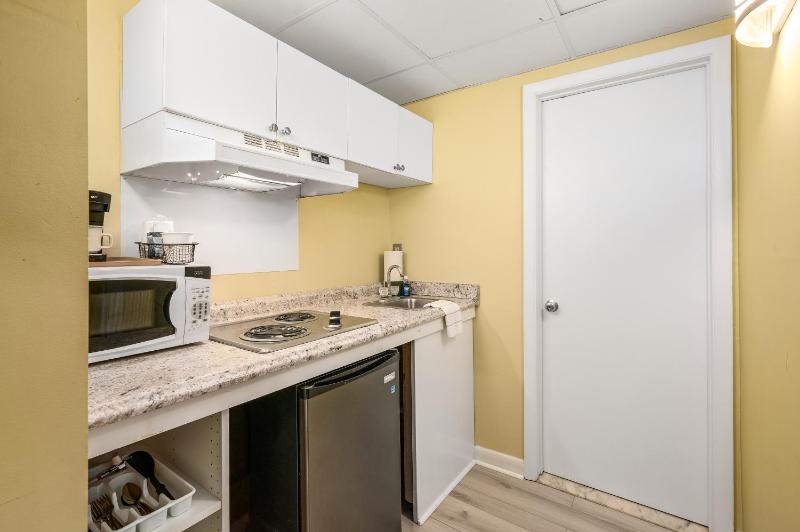 Cayman Suites Hotel - image 30