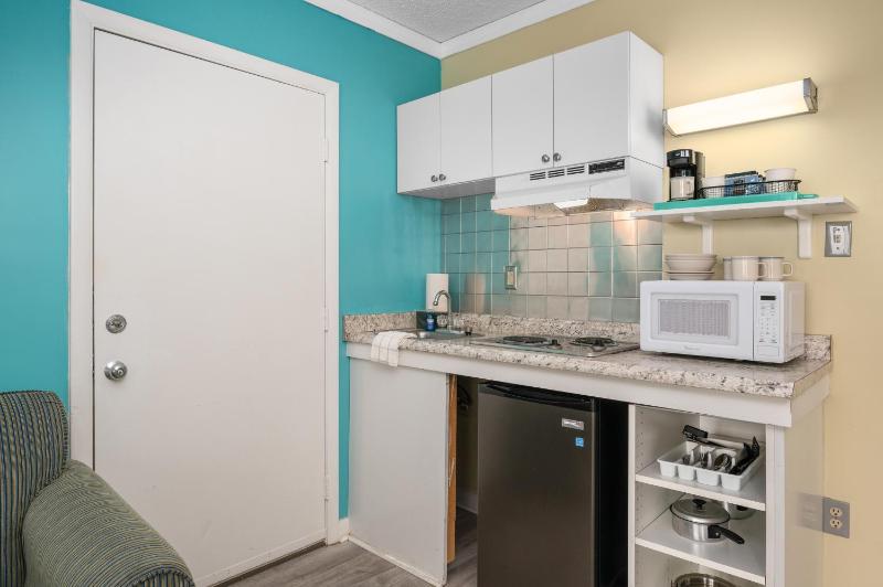 Cayman Suites Hotel - image 2