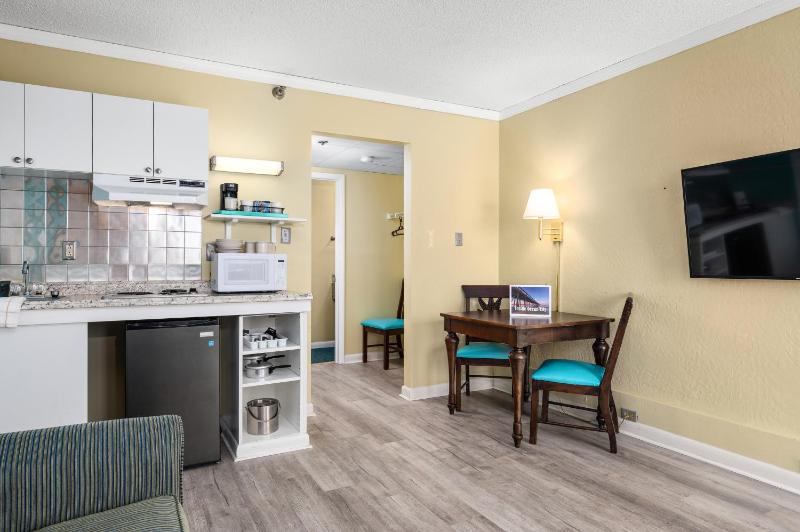Cayman Suites Hotel - image 42
