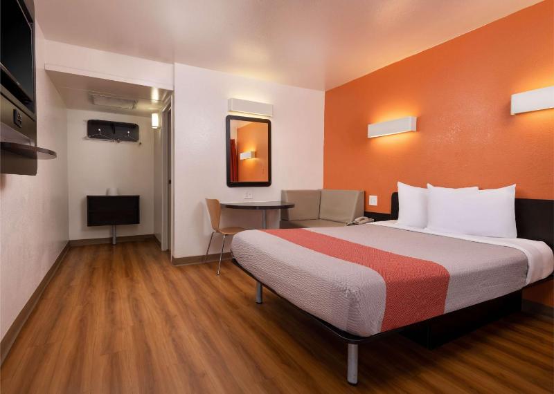 Queen Room image 3