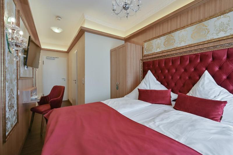 Classic Double Room image 4