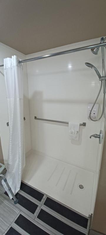 Queen Room with Two Queen Beds and Roll-In Shower - Mobility Accessible/Non-Smoking image 2