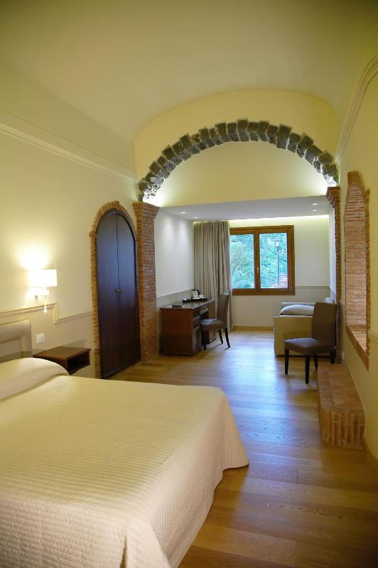 Quadruple Room image 2