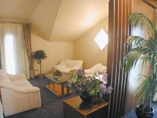 Large Suite image 3