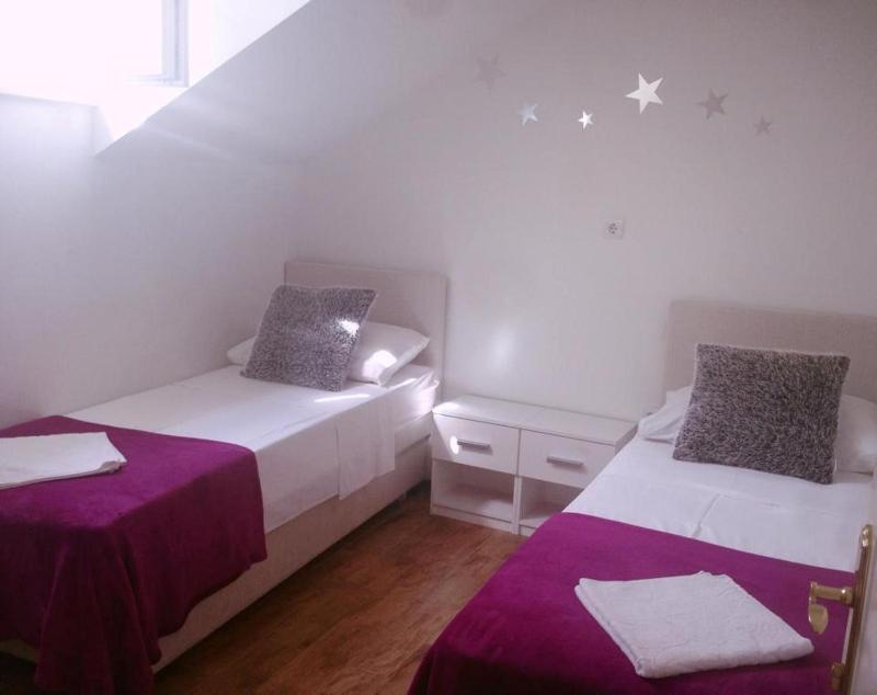 Twin Room with Shared Bathroom image 2