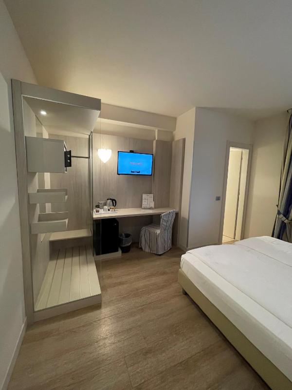 Economy Double Room image 4