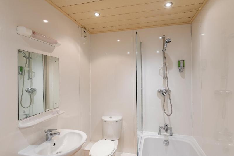 Standard Twin Room image 4