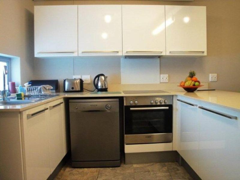 One-Bedroom Apartment image 3