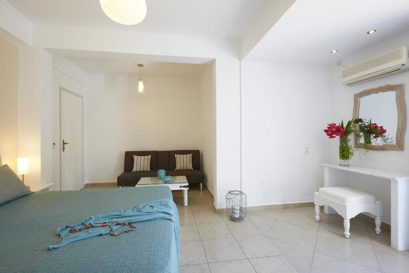 Deluxe Double Room with Outdoor Jetted Tub image 3