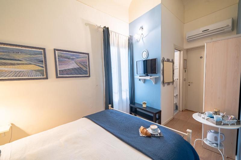 Small Double Room image 2