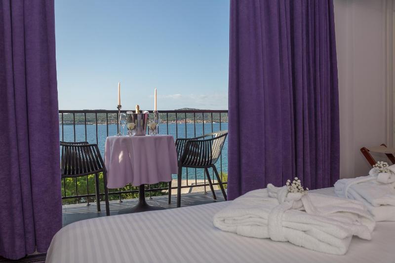 Premium Club Room image 2