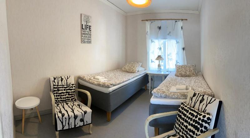 Twin Room with Private Bathroom image 4