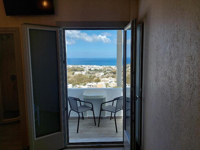 Double Room with Balcony and Sea View image 4