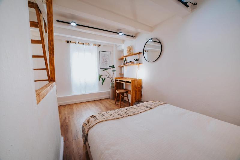 Perfect family-oriented and recently renovated townhouse in the old Antibes - image 12