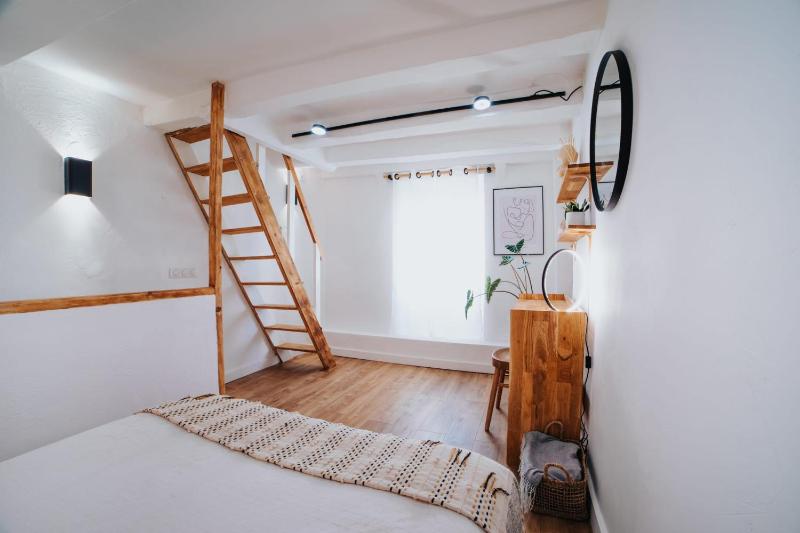 Perfect family-oriented and recently renovated townhouse in the old Antibes - image 48